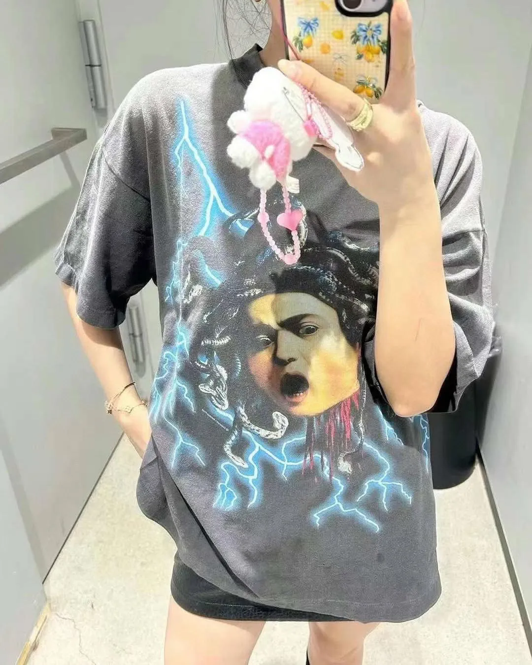 SAINT Mxxxxxx MEDUSA SS TEE/BLK Medusa Hydra retro sulfur-dyed short-sleeves, washed black S-XL, cylindrical fabric with no side seams, the open width is almost meaningless, Assute ready-to-wear dyeing, the whole piece faded, collar and cuffs frayed, many hangings, oversized printing position, genuine level restoration, customized joint main mark/wash mark/with little angel anti-counterfeiting